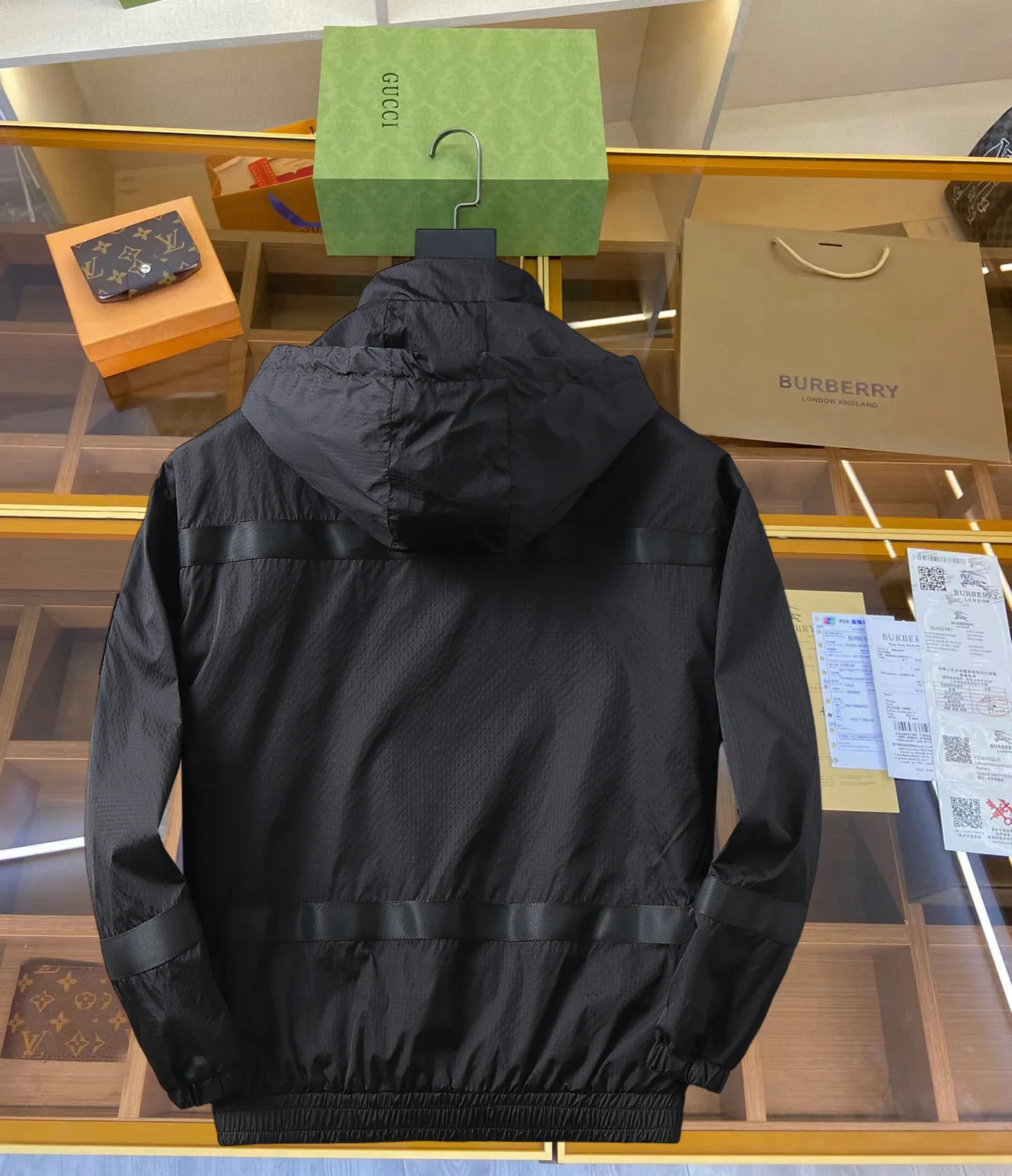 Burberry's 2026 early autumn counter New Arrival casual fashion jacket has an ultra-avant-garde design style, is delicate and comfortable, and is very lightweight and not easy to wrinkle. Multiple craftsmanship. The overall design is quite visual. The upper body is casual and stylish, with a certain degree of stiffness. It is definitely recommended for the temperament that is at the forefront of fashion. It is a must-have for urban leisure. Size M-XXXL